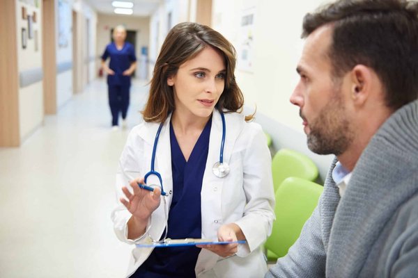Comment développer ses compétences en communication pour une meilleure relation avec les patients