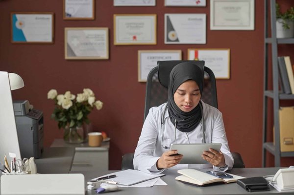 Travailler avec le hijab :  Droits des femmes musulmanes en milieu professionnel